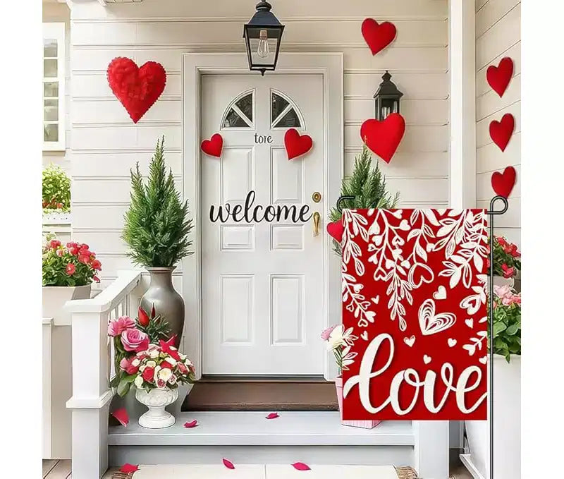 Drapeau de jardin blanc en forme de cœur avec motifs floraux