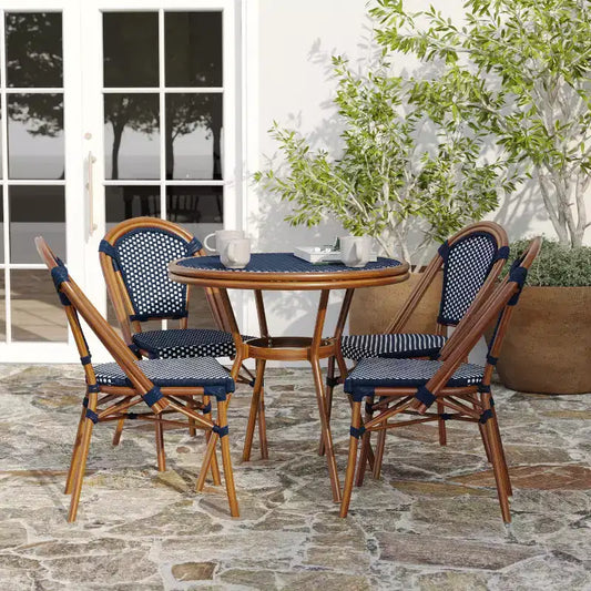 Table de style bistrot avec verre