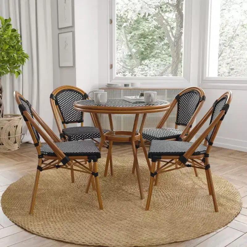 Table de style bistrot avec verre