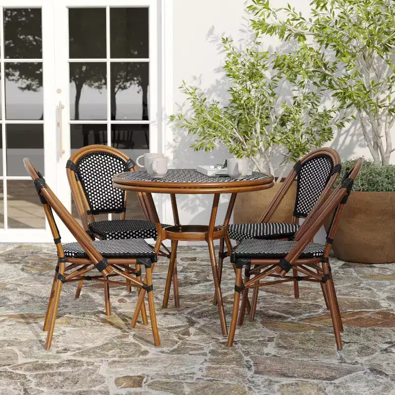 Table de style bistrot avec verre