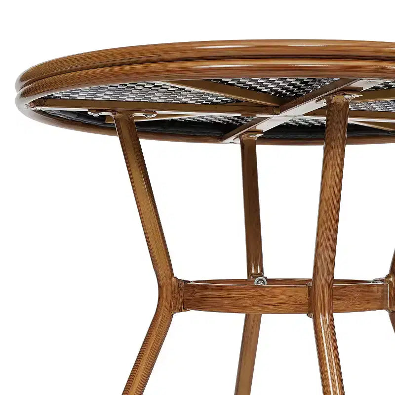 Table de style bistrot avec verre